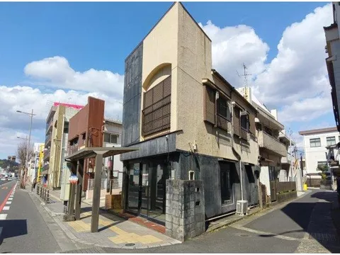 【Tamae Elementary / Ishiki Junior High Area】Right in front of the bus stop! The first floor is a store, and the second floor is a living space!