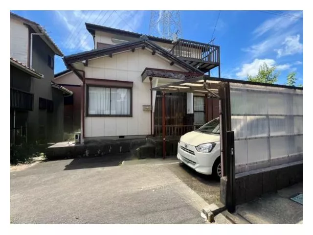 *Used house under 7 million yen* South-facing garden and carport available* About 13 minutes on foot to elementary school*