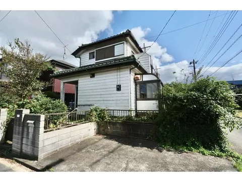 A house suitable for investment or renovation, equipped with parking space and a large balcony