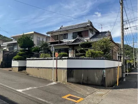 A spacious Japanese-style house with each room over 6 tatami mats