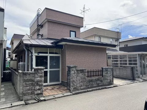 Aomori-shi, Tsutsui 4-chome (Tsutsui station) 2F 3LDK

8.5 million yen