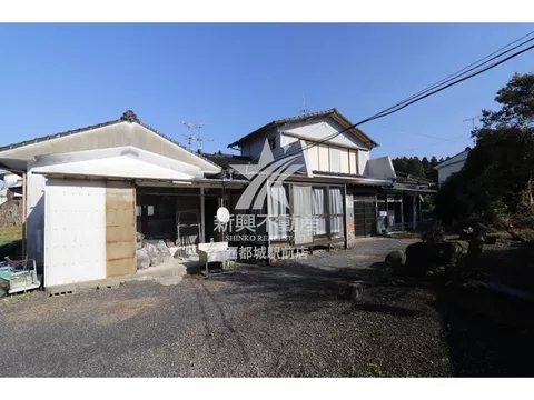 The building needs repairs in various places, but there is also a separate building with a mini kitchen and toilet☆