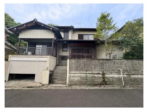 ◆ Good sunlight ◆ Garden on the south side ◆ Garage space ◆ Storage in each room ◆ Side entrance ◆ Terrace