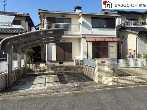 12 minutes on foot to elementary school ♪ Park is also nearby ◎ A 4LDK residence with ample storage!