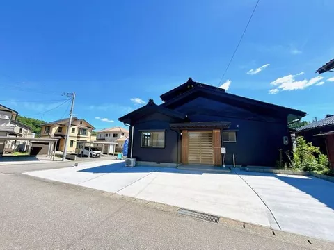 [Open House] [Interior and exterior renovations completed] [Immediate occupancy available] Parking for 3 cars in parallel. Garden space available.