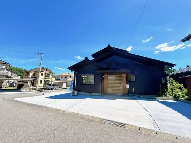 [Open House] [Interior and exterior renovations completed] [Immediate occupancy available] Parking for 3 cars in parallel. Garden space available.