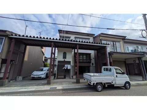 ◎Bright south-facing three-story building◎Five rooms with ample space◎Garage with shutter on the first floor