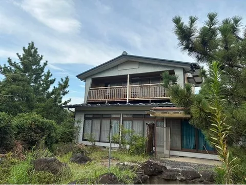 A spacious home with a multi-purpose building on a 2613㎡ lot, capable of parking 8 cars.