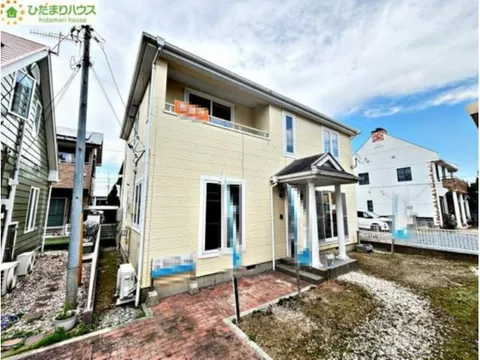 7 minutes on foot to the station! 9m wide front road! The entrance with a吹抜け (double-height space) provides a sense of openness.