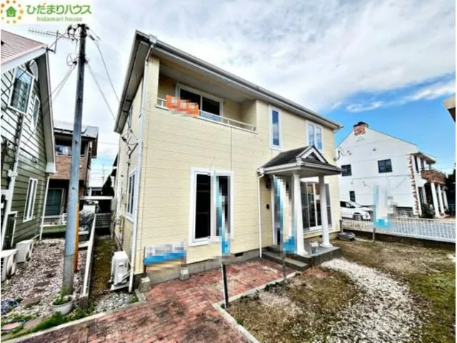 7 minutes on foot to the station! 9m wide front road! The entrance with a吹抜け (double-height space) provides a sense of openness.