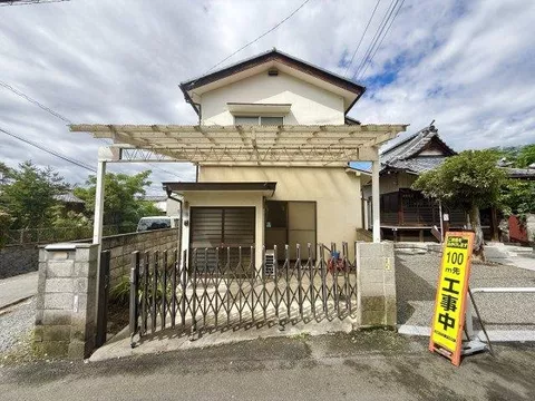 Within a 10-minute walk from the station, multiple stations and 2 train lines available! A multi-purpose detached house with 2 buildings and 8 rooms.