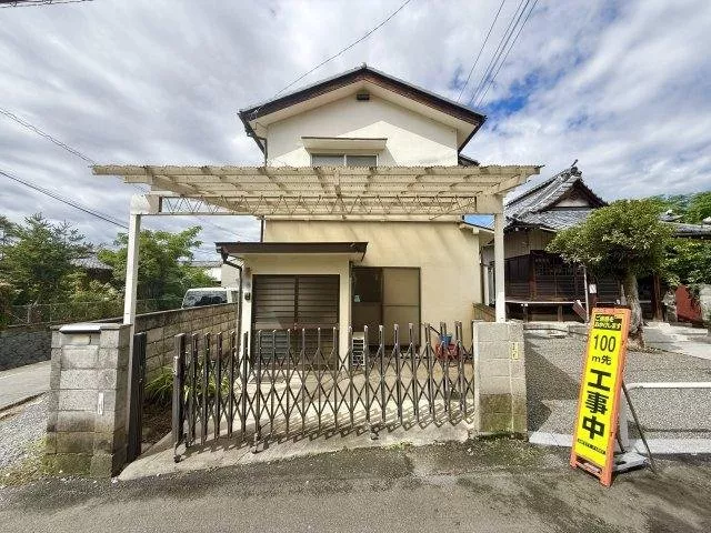 Within a 10-minute walk from the station, multiple stations and 2 train lines available! A multi-purpose detached house with 2 buildings and 8 rooms.