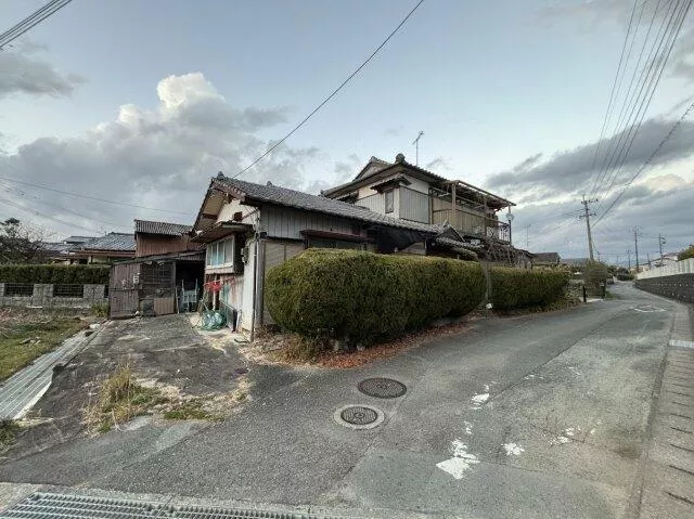 29-minute walk from JR Kagoshima Main Line "Ono-shita" Station