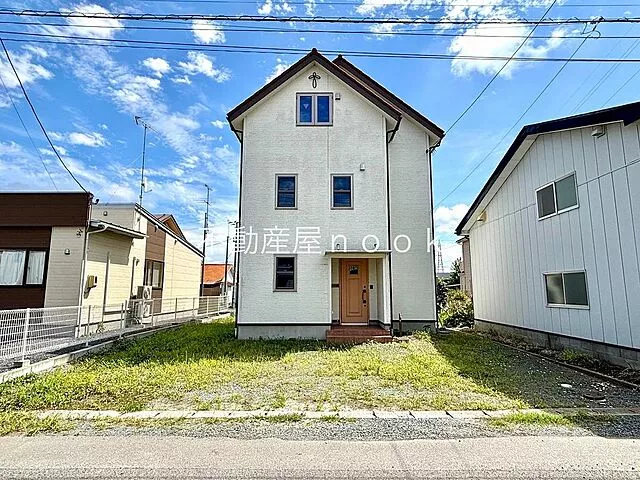 Used single-family home where the family gathers in the center, 3-story living, Towada City Sanbonki Inakichi