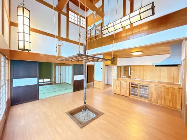 [Open House Held] [Renovated] [Immediate Move-in Possible] A Japanese-style house built in 2006. Heating and cooling system.