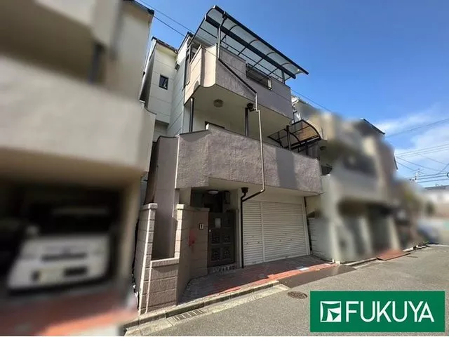 5LDK with a garage that has a shutter!