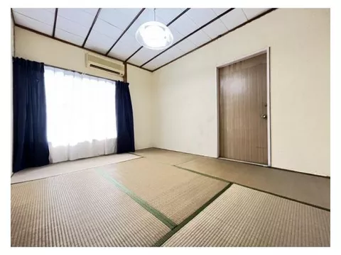 ☆ A traditional old house! ☆ Parking for 1 car available! ☆ Spacious front road!