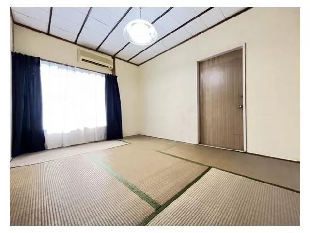 ☆ A traditional old house! ☆ Parking for 1 car available! ☆ Spacious front road!