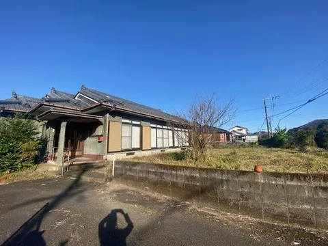 A second-hand house in Taro-bo Town (^^)/ Approximately 45 tsubo of building and a spacious garden are the highlights♪