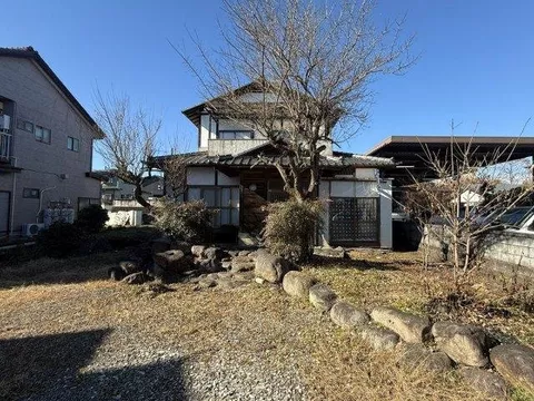 Approximately 109 tsubo of spacious land area. With 5 rooms, it's safe even for larger families.