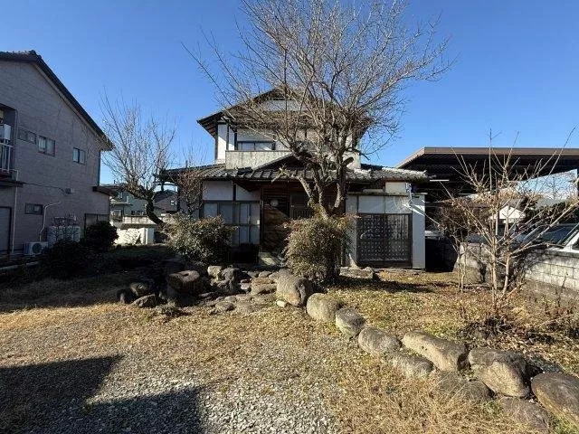 Approximately 109 tsubo of spacious land area. With 5 rooms, it's safe even for larger families.