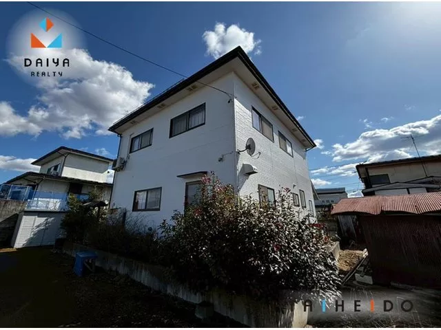 A quiet residential area where a peaceful life can be expected. There is a well-maintained embankment path, perfect for walks