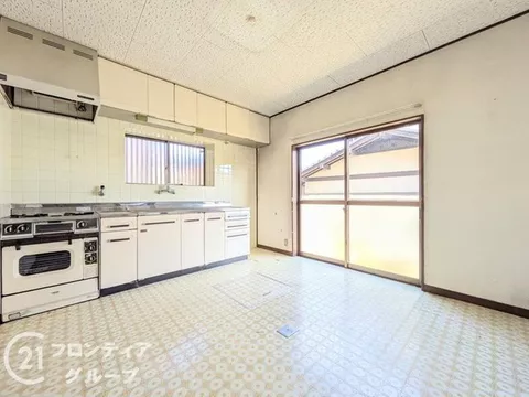 【Quiet residential area + immediate viewing available!】■ 6DK with good sunlight and a south-facing garden with two sides of natural light in all rooms