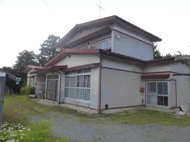 The land area is large, making it recommended for those who want to do farming or similar activities!