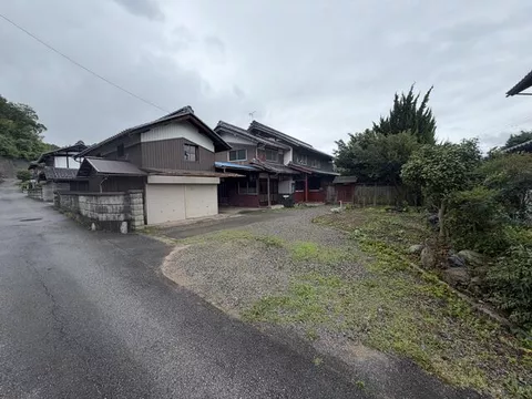 10 minutes by bus from "Naruto" station on the JR Sobu Main Line, 12 minutes on foot from Shirahata New Town