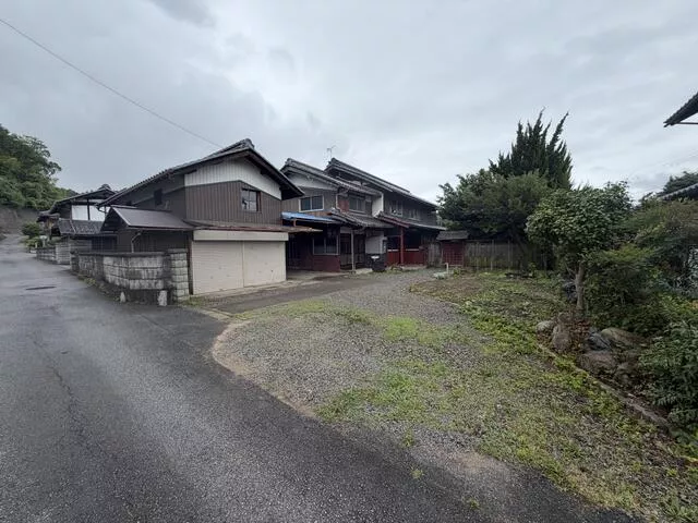 10 minutes by bus from "Naruto" station on the JR Sobu Main Line, 12 minutes on foot from Shirahata New Town