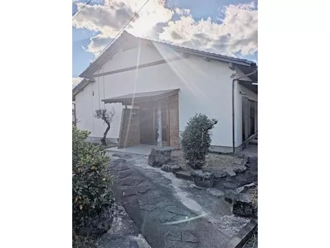 This is a single-story building on a site of approximately 140 tsubo. Please feel free to inquire.