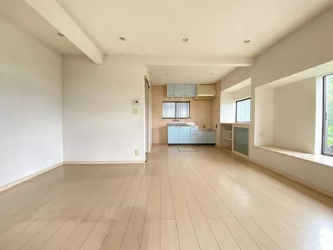 A convenient area for shopping, just 5 minutes on foot to a convenience store and 8 minutes to a supermarket!