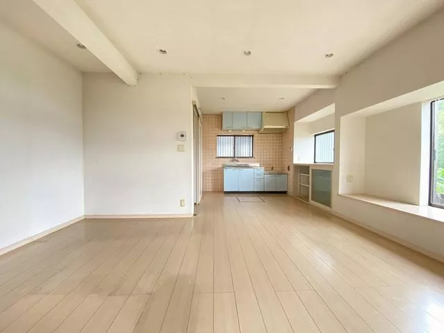 A convenient area for shopping, just 5 minutes on foot to a convenience store and 8 minutes to a supermarket!
