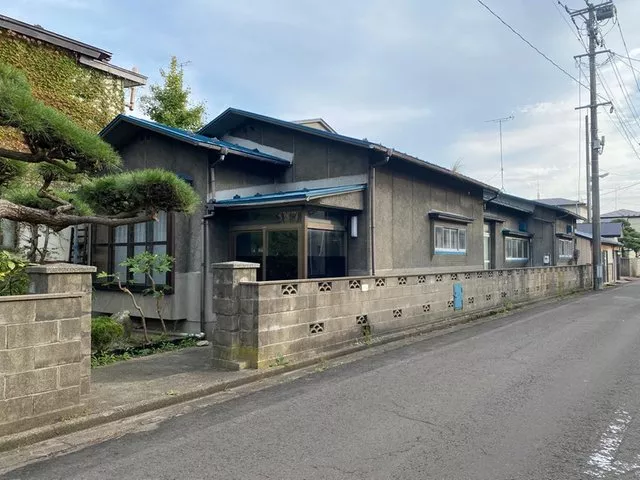 The building is well-maintained, featuring a large single-story house with a beautiful garden and minimal steps.