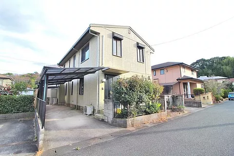 Used single-family home, 4-minute walk from Harmony Hills bus stop.