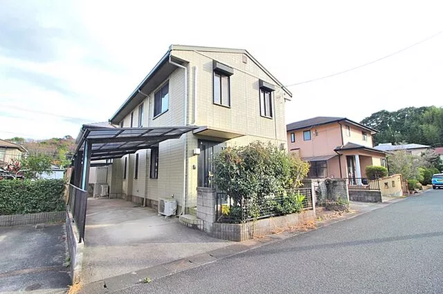 Used single-family home, 4-minute walk from Harmony Hills bus stop.