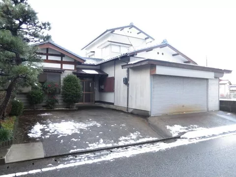 Higashi Maki, 3.9 million yen