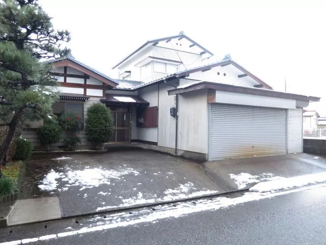 Higashi Maki, 3.9 million yen