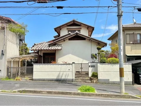 / Carport included 5DK / Along a main road with good visibility, accessible from Oji Station and Shigisan Shita Station
