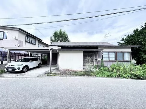 A single-story house that is a 1-minute walk from Dewako Elementary School and a 5-minute walk from the supermarket, making it convenient for daily commuting and shopping. - Image 1