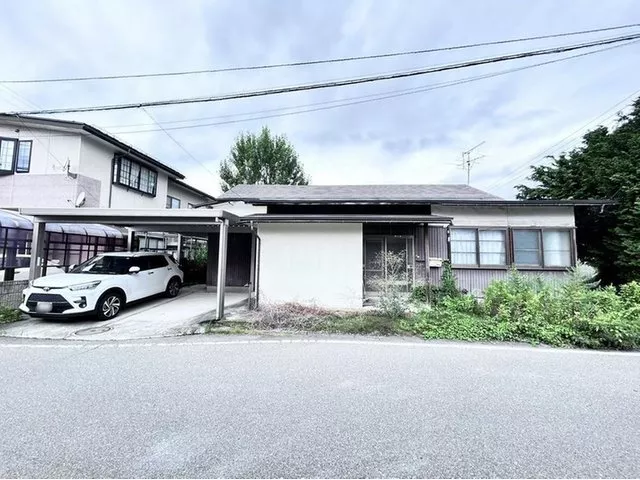 A single-story house that is a 1-minute walk from Dewako Elementary School and a 5-minute walk from the supermarket, making it convenient for daily commuting and shopping.