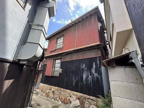 A nostalgic and cute mini old folk house found on Awaji Island. Showa retro.