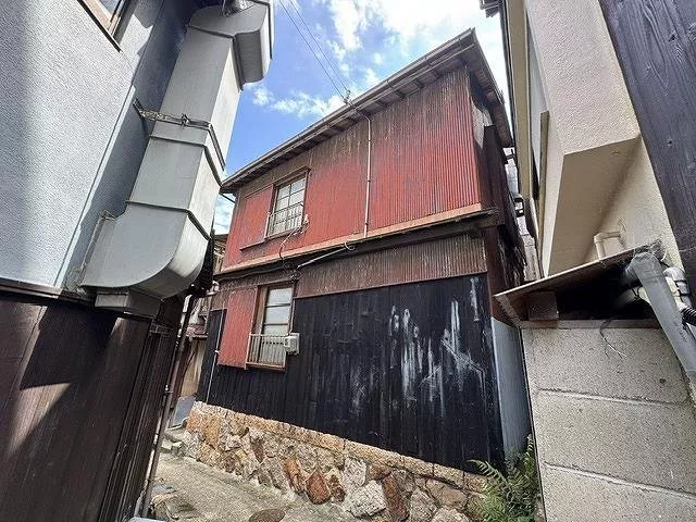 A nostalgic and cute mini old folk house found on Awaji Island. Showa retro.