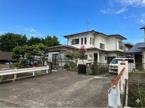 Recommended for renovation base, this residence is easy to customize to your liking.