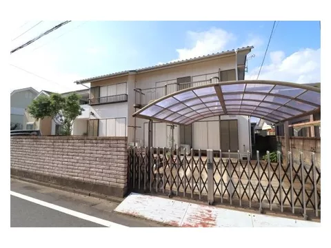 This used detached house faces a south road within the Nodahara housing complex and includes a soundproof room.