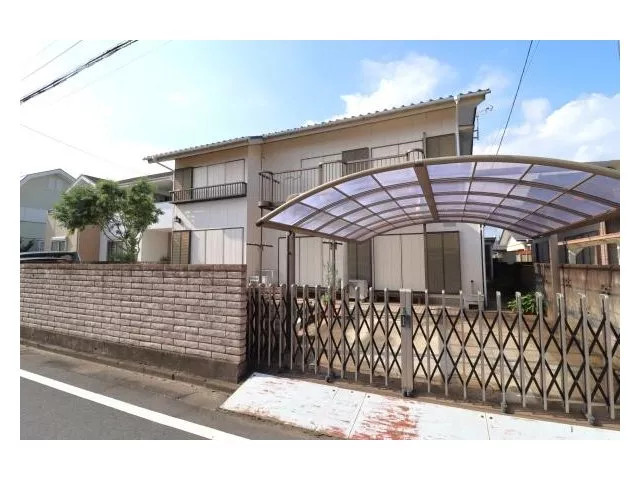 This used detached house faces a south road within the Nodahara housing complex and includes a soundproof room.