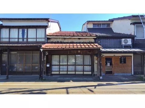 How about a property on Gangi Street that can be used as a house, warehouse, or as a base for renovation?