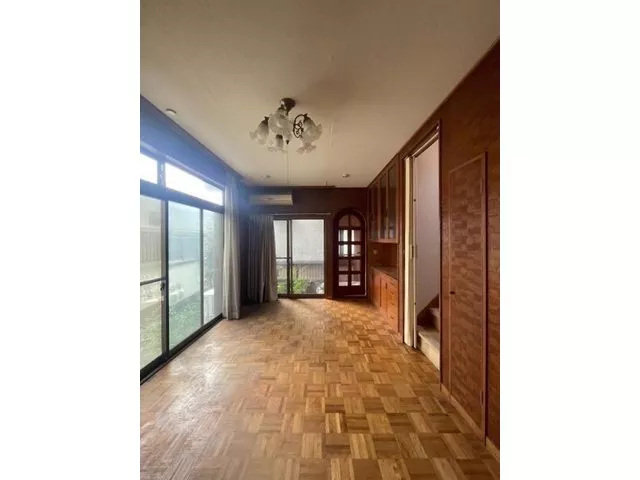 South-facing × all rooms with two sides of natural light! Can be used for residential or investment purposes!