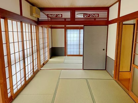 The interior has been renovated and is ready for immediate occupancy! You can park 2 to 3 cars in a row!