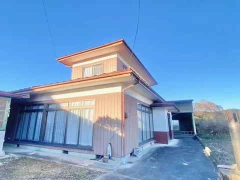 About a 5-minute walk to Seven-Eleven Nagunuma Nishi store, garden available, a Japanese-style room with a traditional atmosphere, sunny.